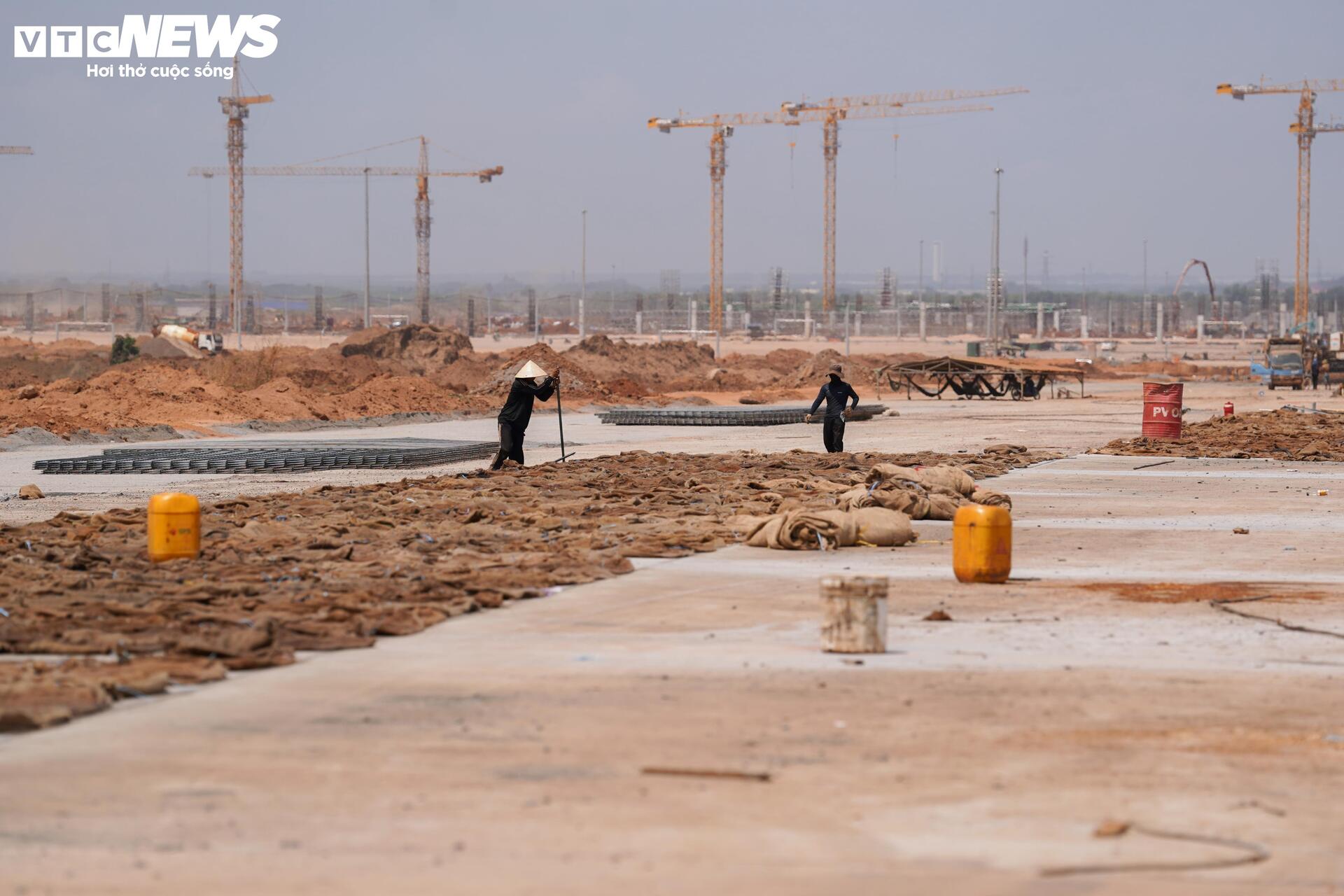 Cận cảnh sân bay Long Thành ngổn ngang, công nhân thưa thớt - Ảnh 13