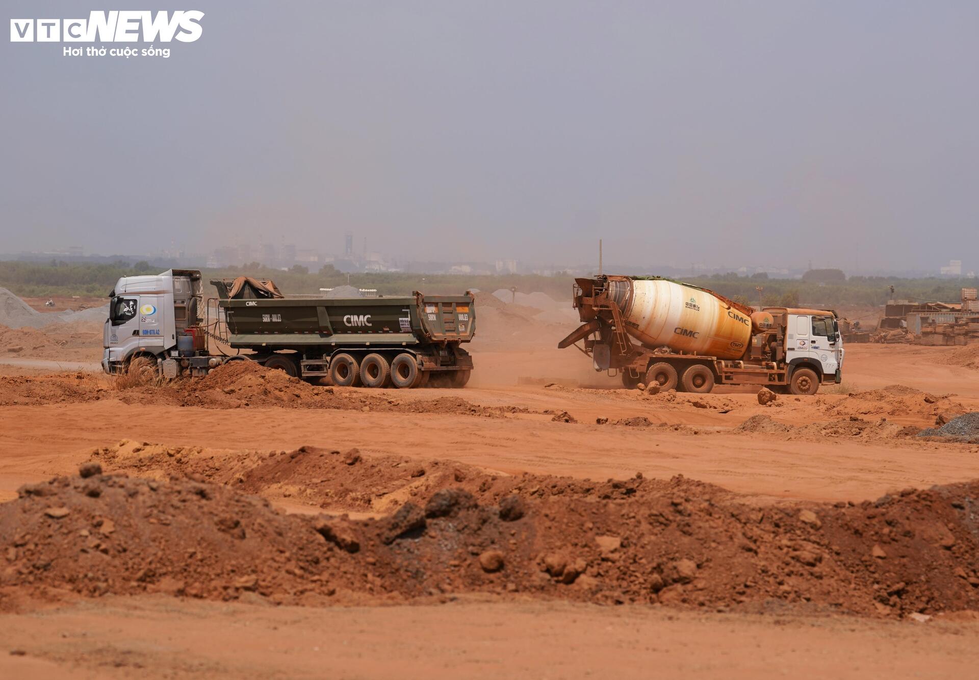 Cận cảnh sân bay Long Thành ngổn ngang, công nhân thưa thớt - Ảnh 7