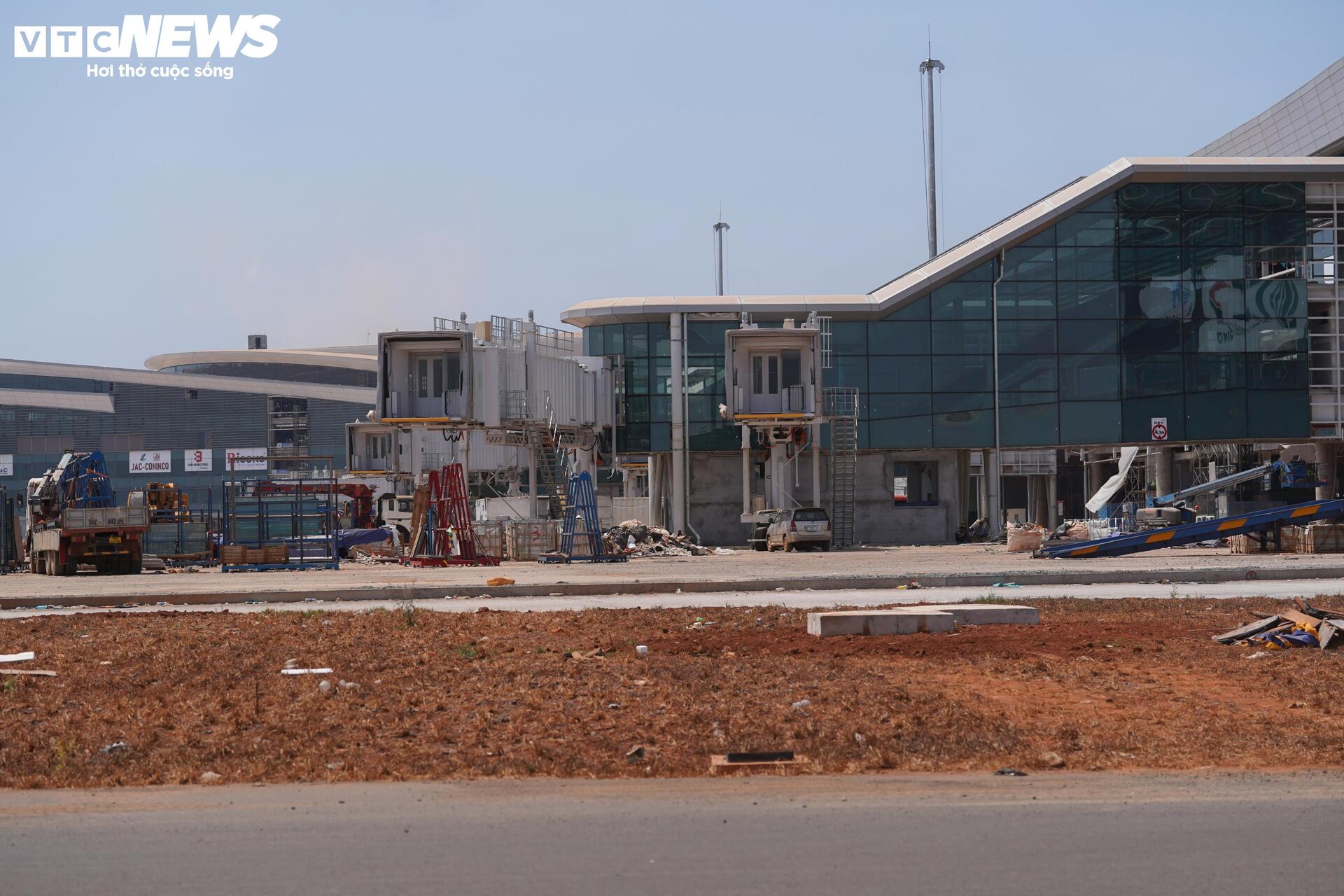 Cận cảnh sân bay Long Thành ngổn ngang, công nhân thưa thớt - Ảnh 8