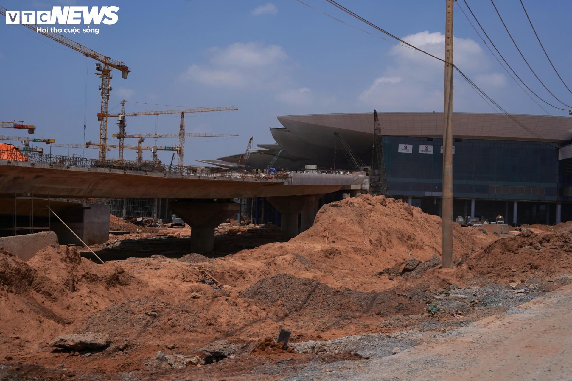 Cận cảnh sân bay Long Thành ngổn ngang, công nhân thưa thớt - Ảnh 15
