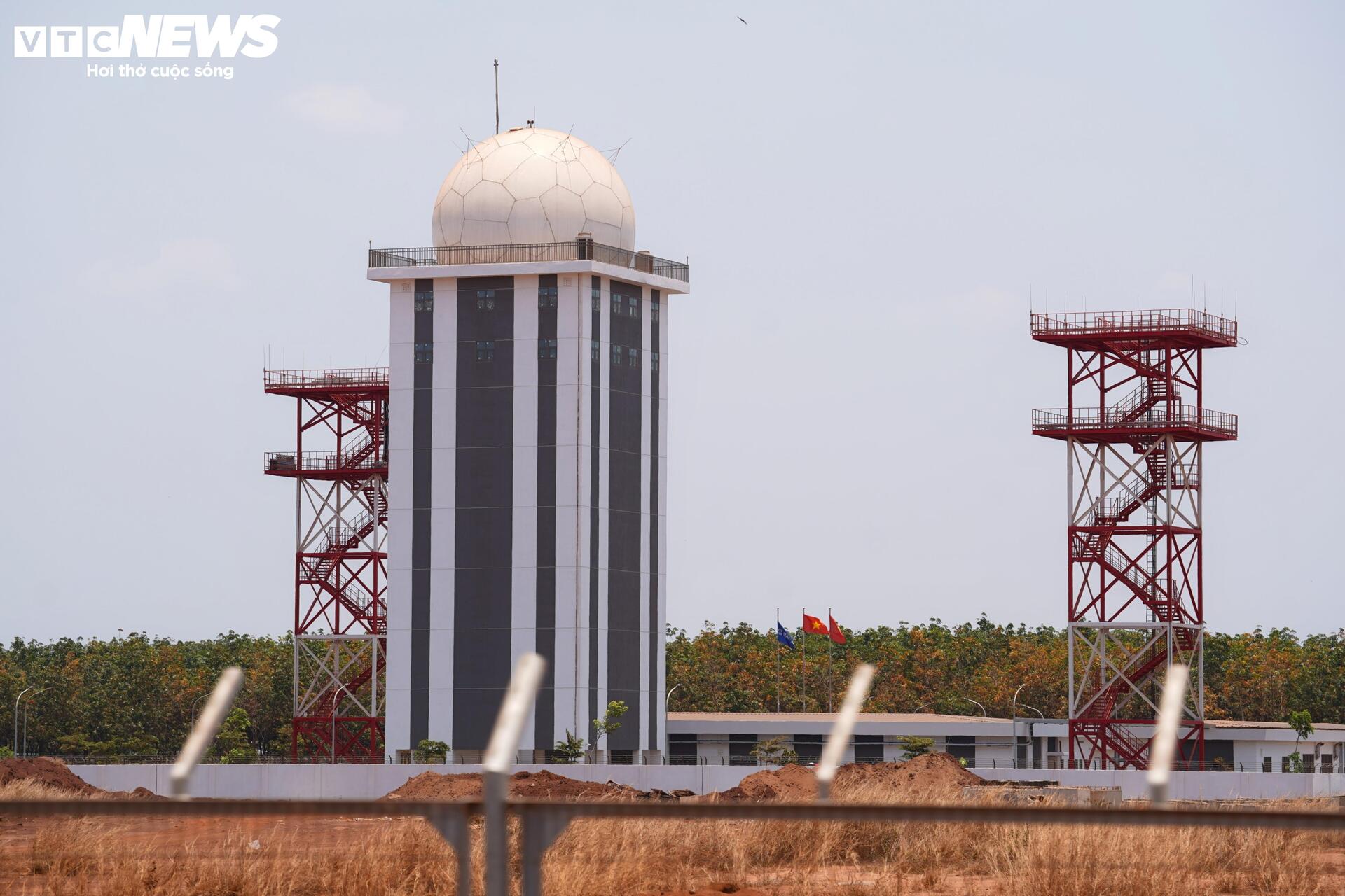 Cận cảnh sân bay Long Thành ngổn ngang, công nhân thưa thớt - Ảnh 14