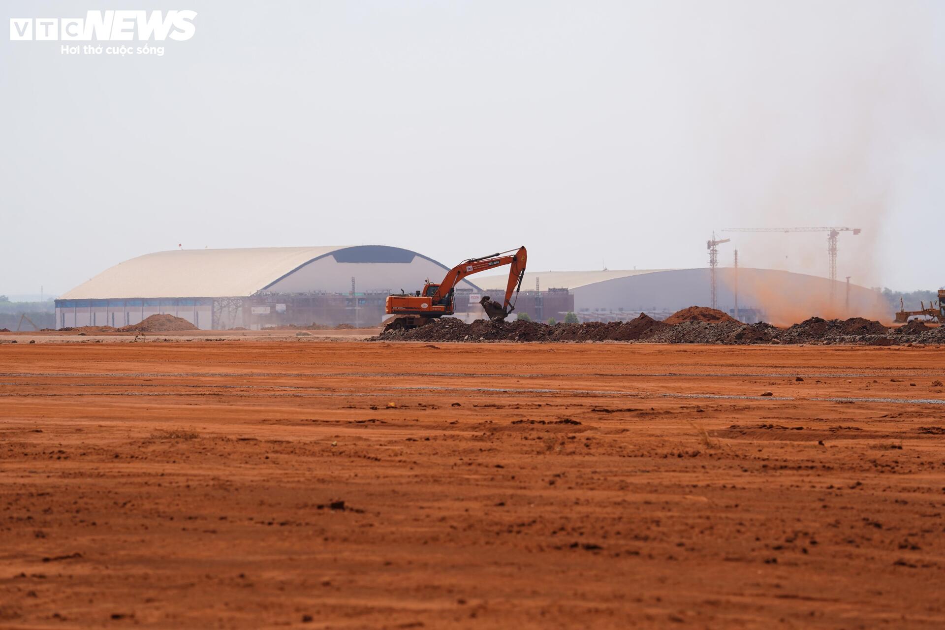 Cận cảnh sân bay Long Thành ngổn ngang, công nhân thưa thớt - Ảnh 12