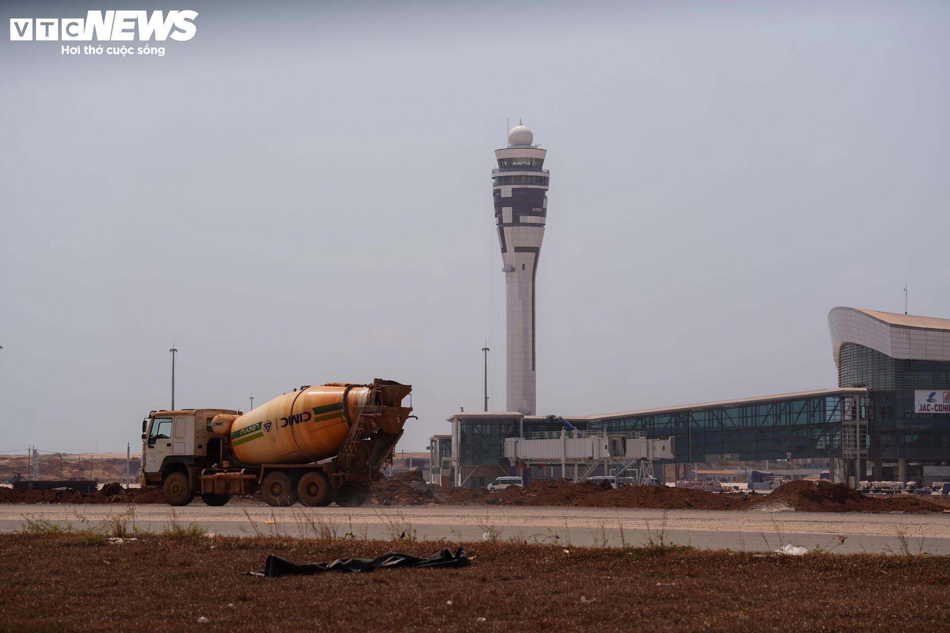 Cận cảnh sân bay Long Thành ngổn ngang, công nhân thưa thớt - Ảnh 5
