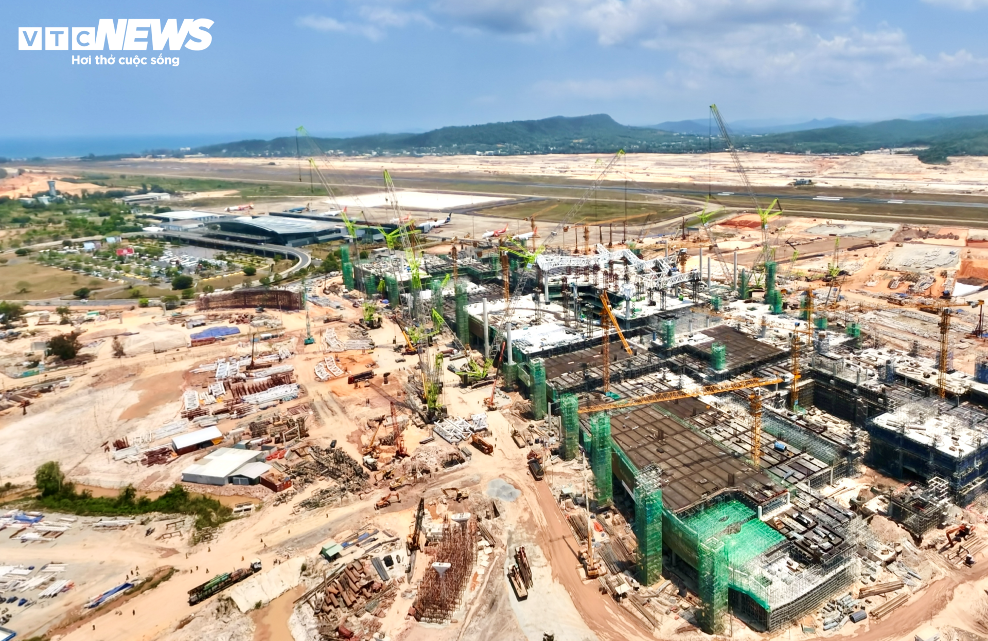 Cận cảnh công trường dự án mở rộng sân bay Phú Quốc phục vụ APEC 2027 - Ảnh 4