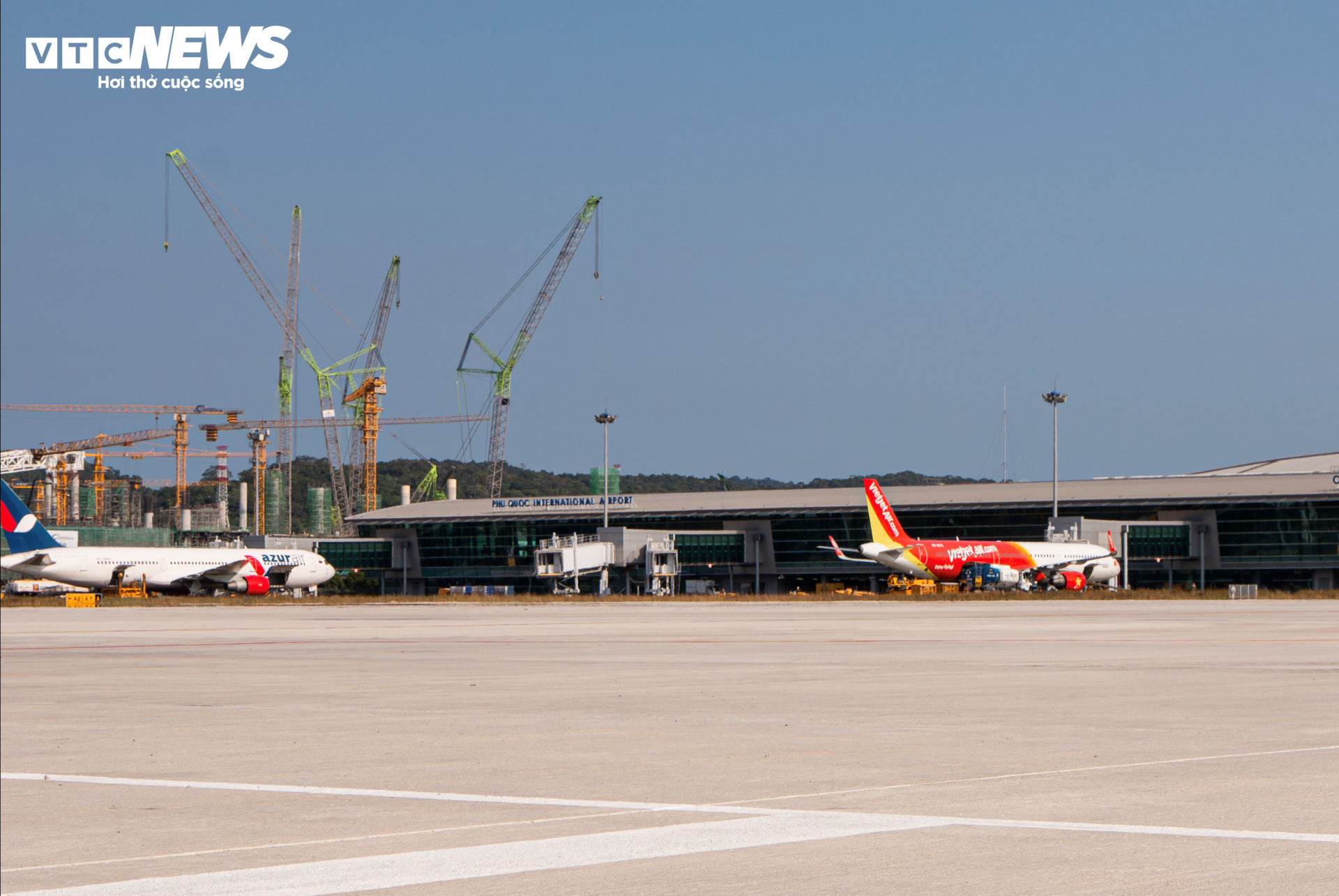 Cận cảnh công trường dự án mở rộng sân bay Phú Quốc phục vụ APEC 2027 - Ảnh 10