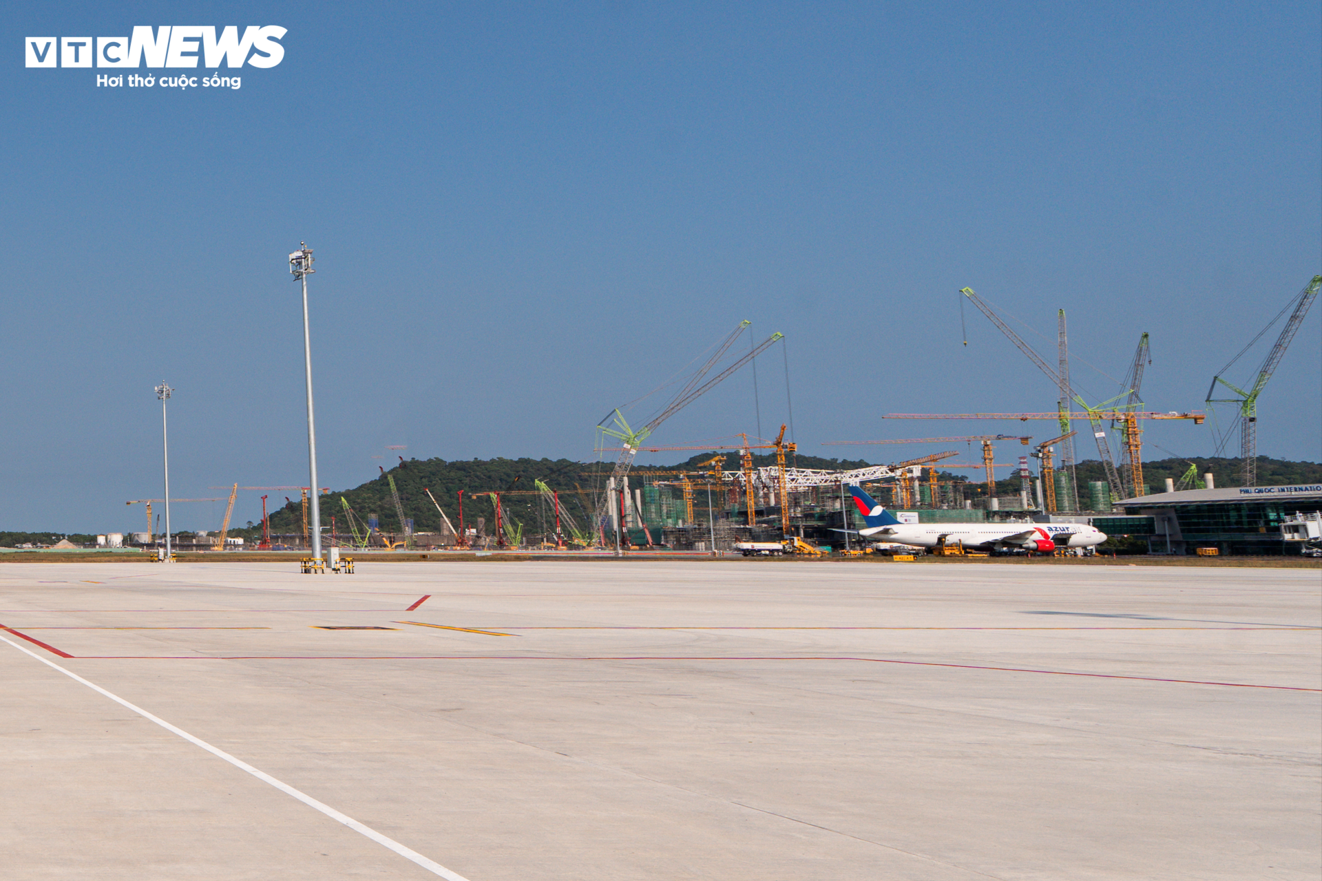 Cận cảnh công trường dự án mở rộng sân bay Phú Quốc phục vụ APEC 2027 - Ảnh 13