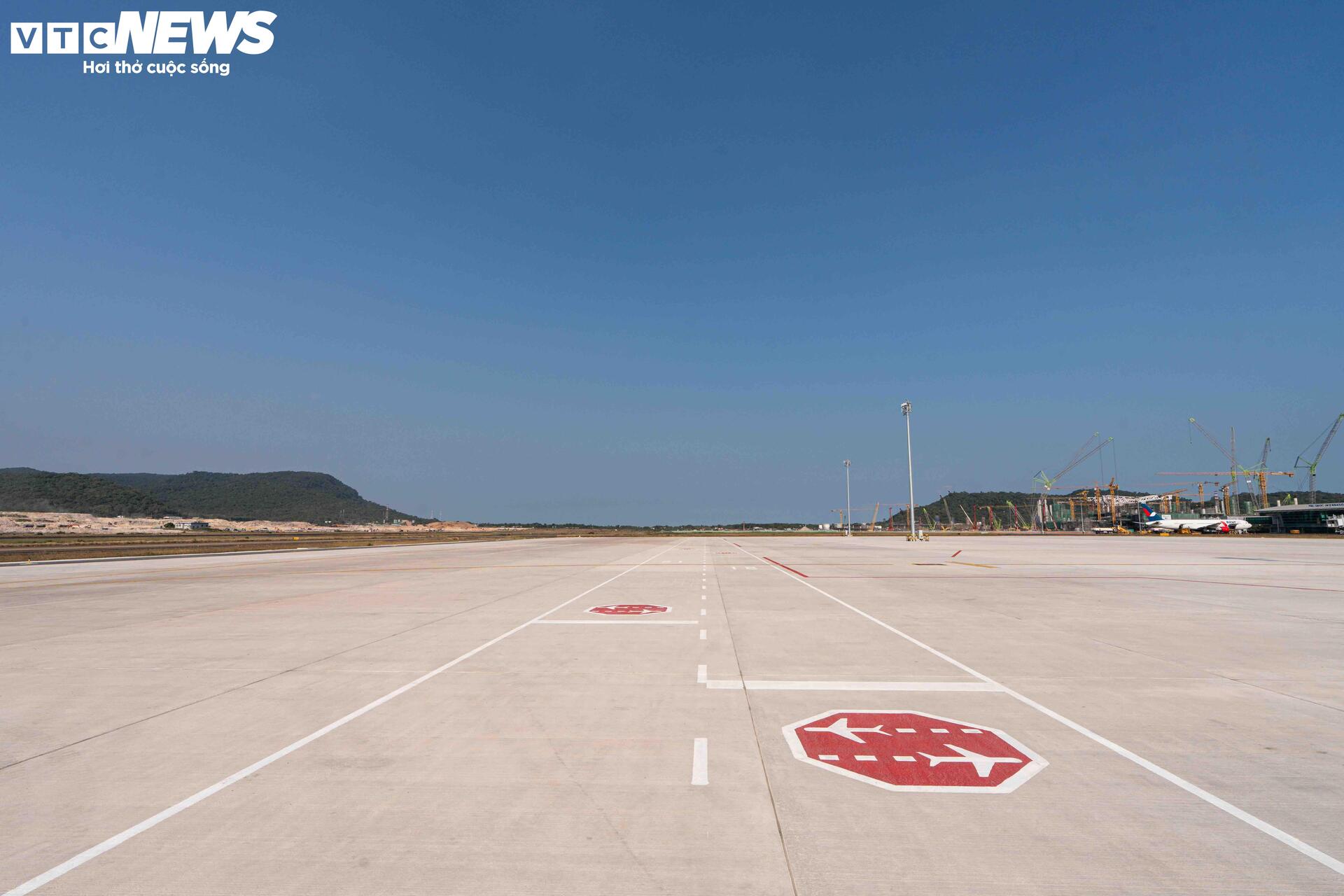 Cận cảnh công trường dự án mở rộng sân bay Phú Quốc phục vụ APEC 2027 - Ảnh 12