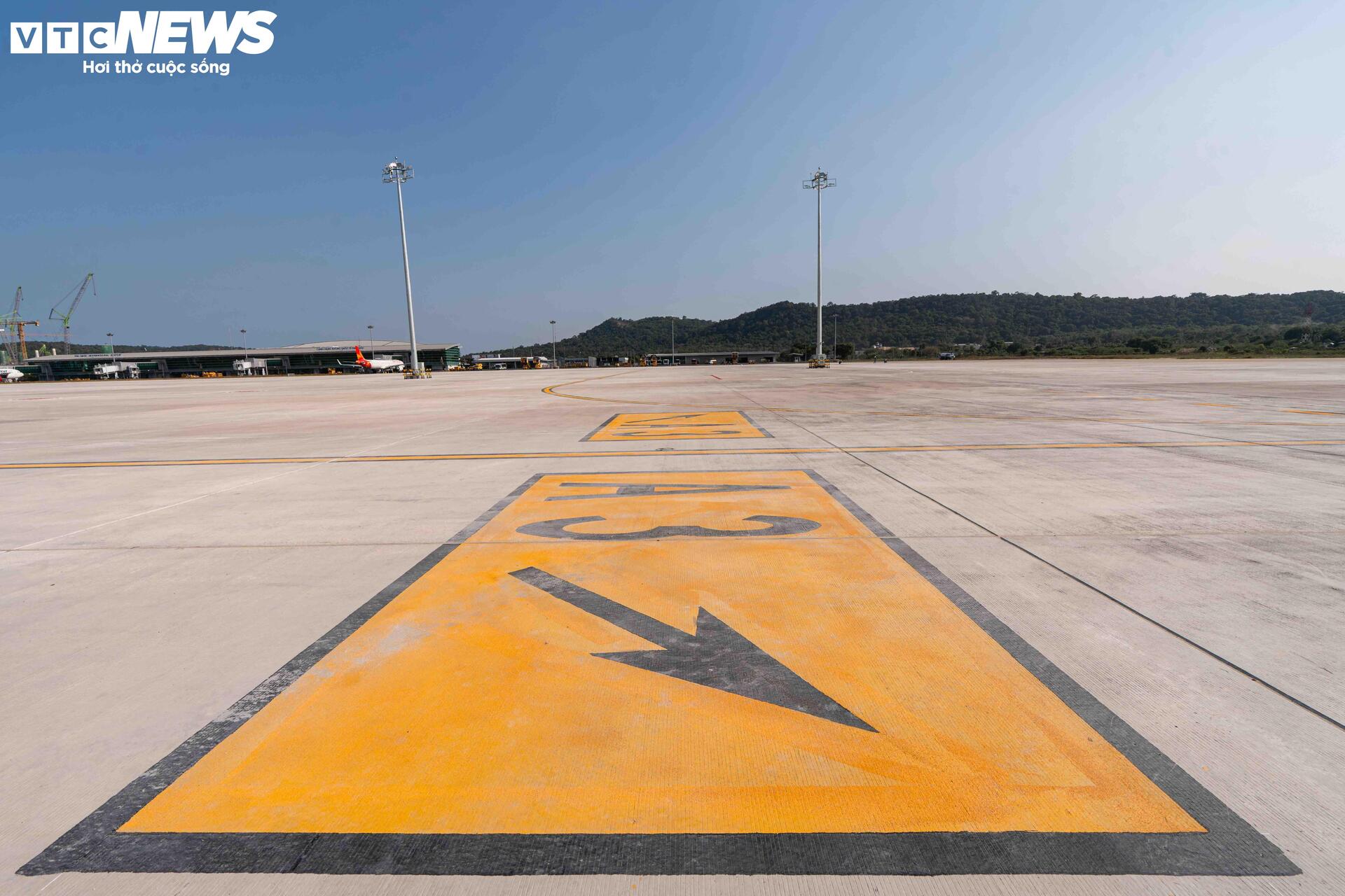 Cận cảnh công trường dự án mở rộng sân bay Phú Quốc phục vụ APEC 2027 - Ảnh 11