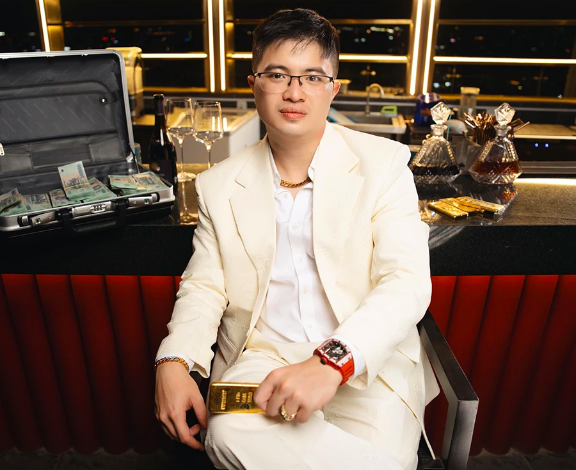 Phát hiện 214 miếng vàng có chữ SJC, gần 100 tỷ đồng tiền mặt, "núi" đồng hồ Rolex, Hublot... tại nhà bạn gái của siêu lừa Mr Pips - Ảnh 1