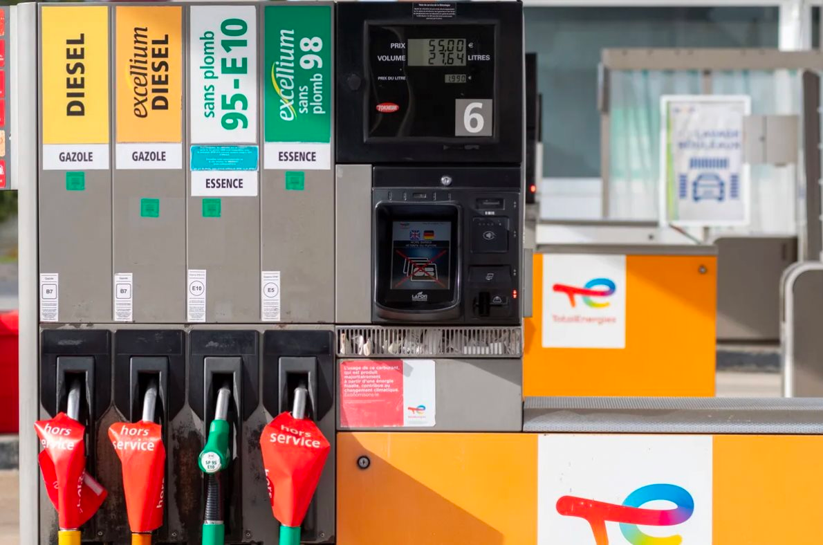 Giá xăng vượt 60.000 đồng/lít, quốc gia giàu nhất nhì EU chứng kiến 900 trạm xăng cạn kiệt nhiên liệu - Ảnh 1