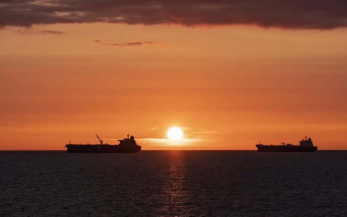 Bao nhiêu tàu đang chờ được phép đi qua eo biển Hormuz an toàn?