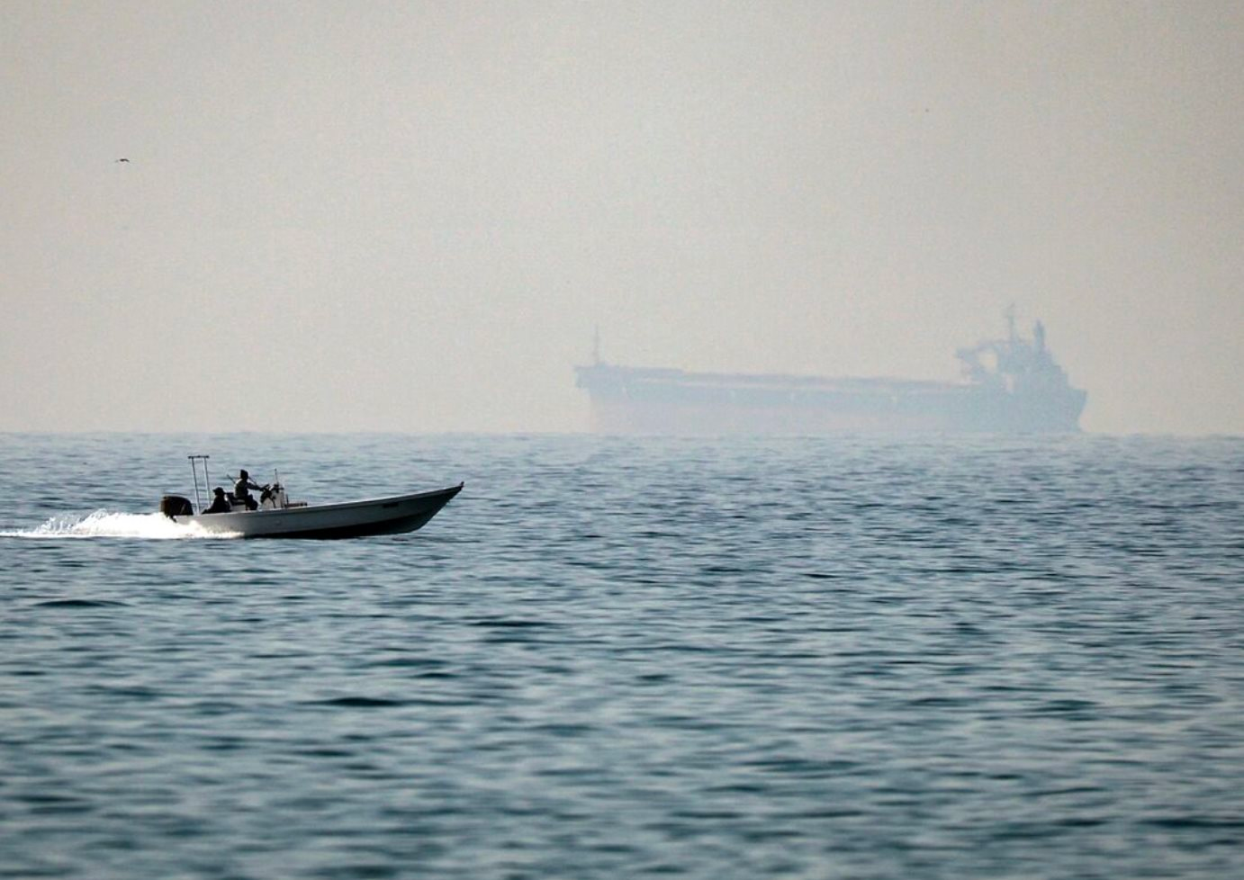 Hàng chục đồng minh lâu năm của Mỹ định 'khơi thông' eo biển Hormuz mà không cần Washington, còn mời 2 nước chủ chốt của BRICS tham gia - Ảnh 1