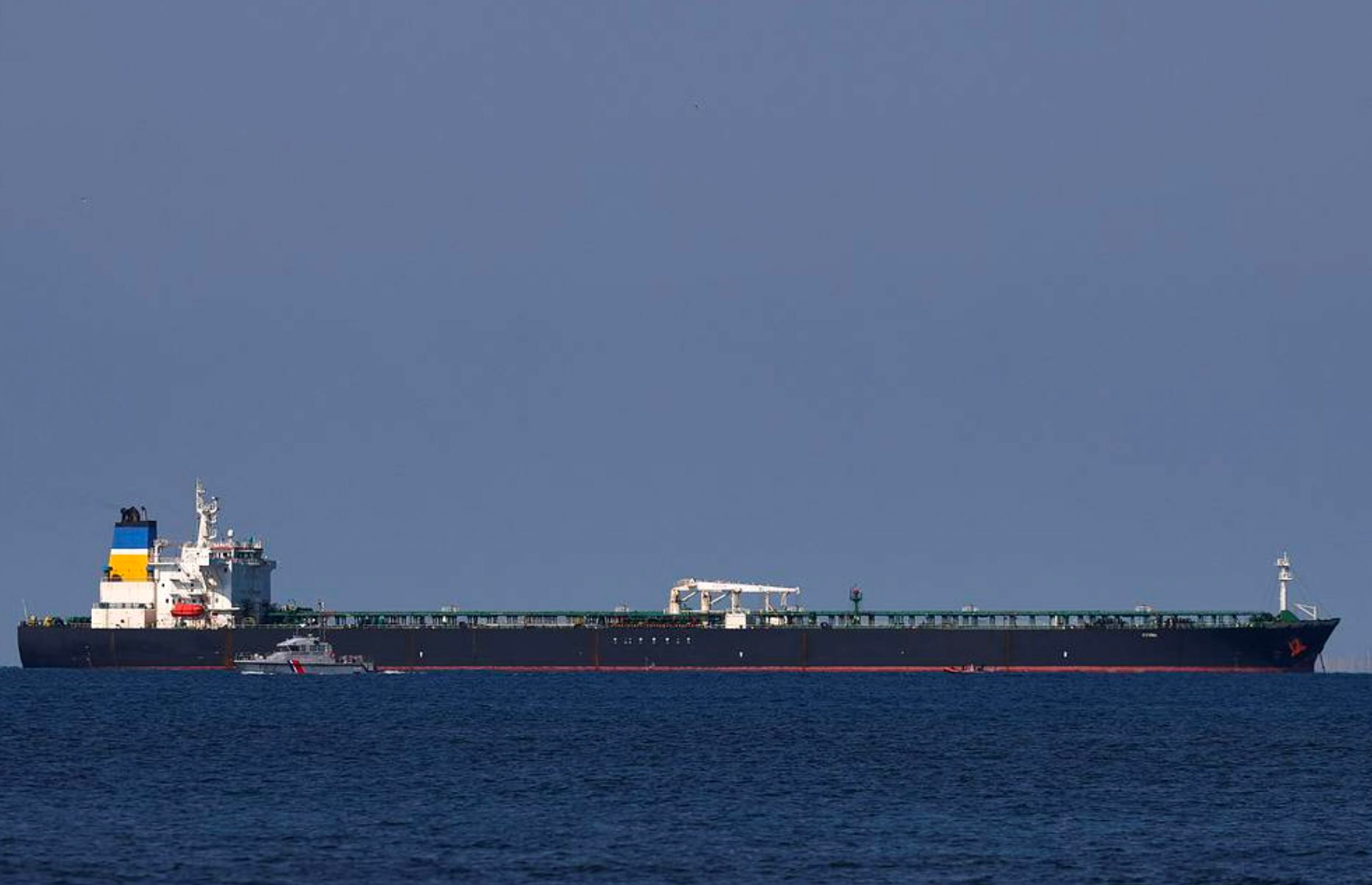 Tàu chở khoảng 1,5 triệu thùng dầu nghi của Nga bất ngờ được thả sau khi bị vây bắt, đi thẳng đến một nước châu Á - Ảnh 1