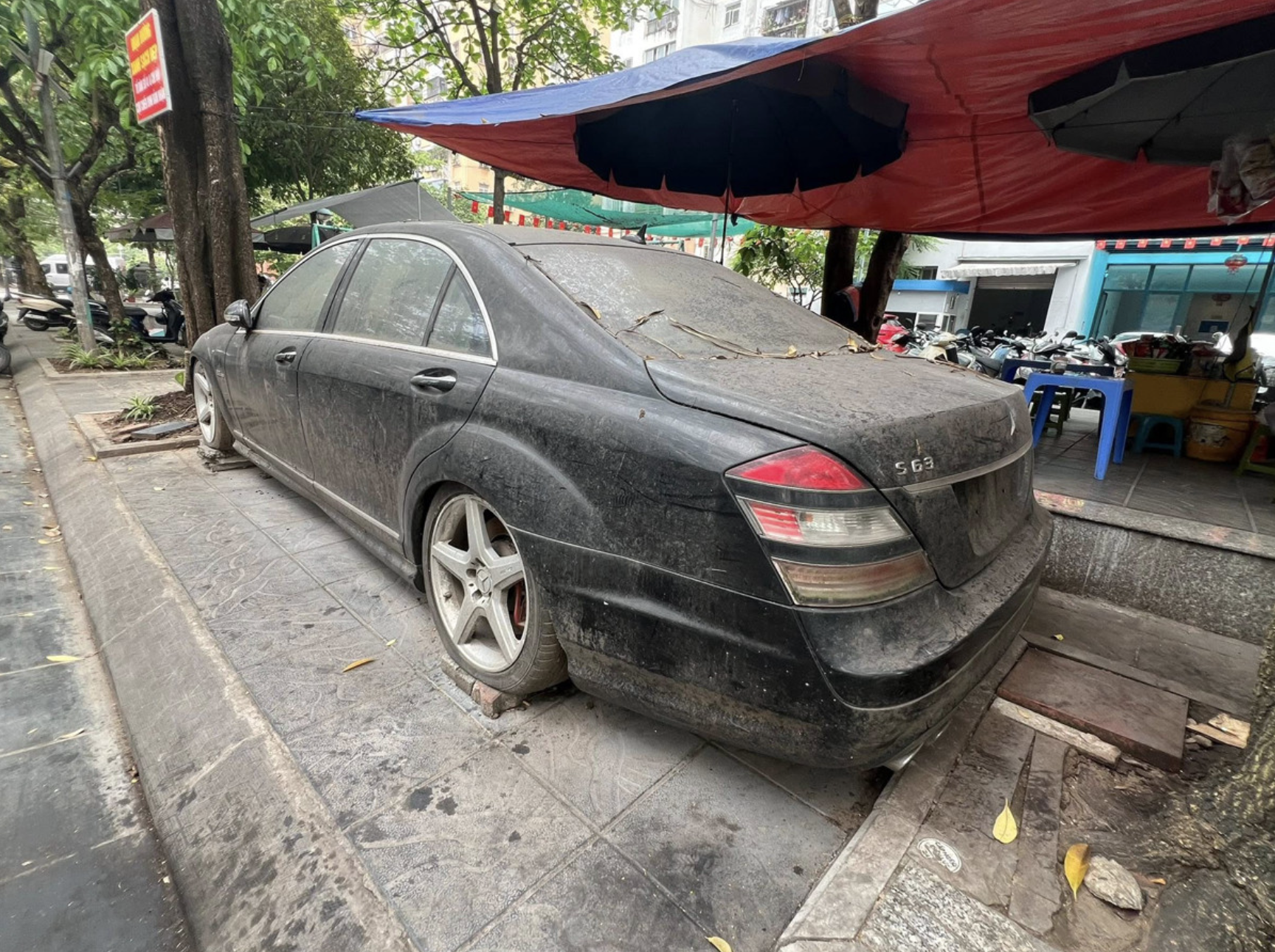 Vụ xe sang Mercedes bị “bỏ quên” 10 năm trên vỉa hè Hà Nội: Công an thông tin bất ngờ - Ảnh 1