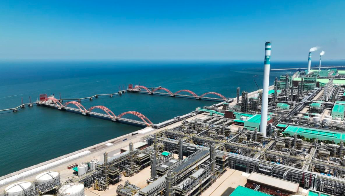 Mua dầu của Iran, 40 nhà máy lọc dầu, công ty vận tải biển của châu Á bị Mỹ trừng phạt - Ảnh 1