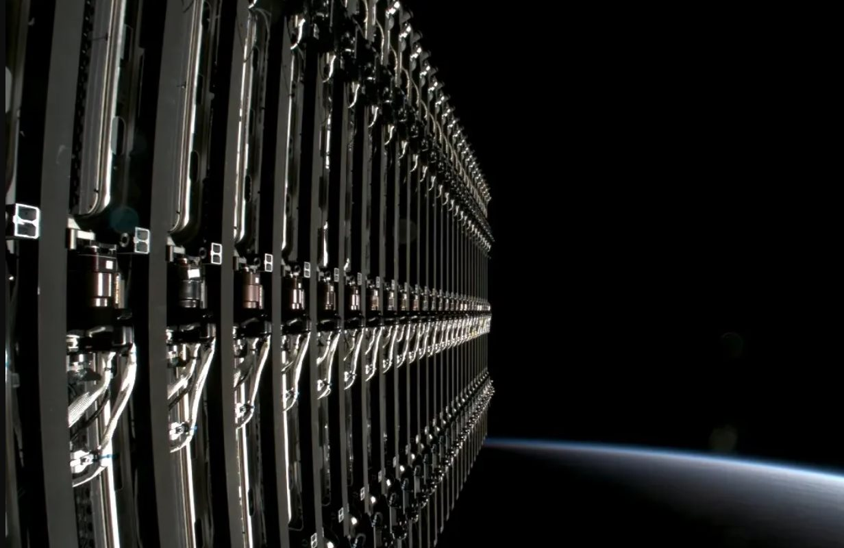 Vệ tinh của Elon Musk vỡ tan ở độ cao 560km, tham vọng 1 triệu trạm thu phát không gian trở nên ‘chật chội’ - Ảnh 3