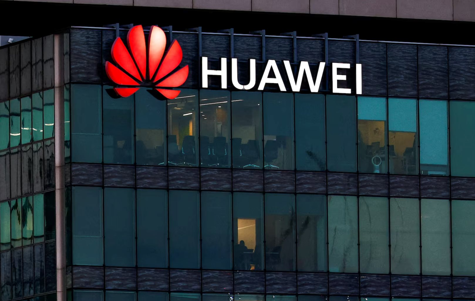 Huawei tăng trưởng chậm nhất trong 3 năm, 2 mảng cốt lõi gặp khó - Ảnh 1