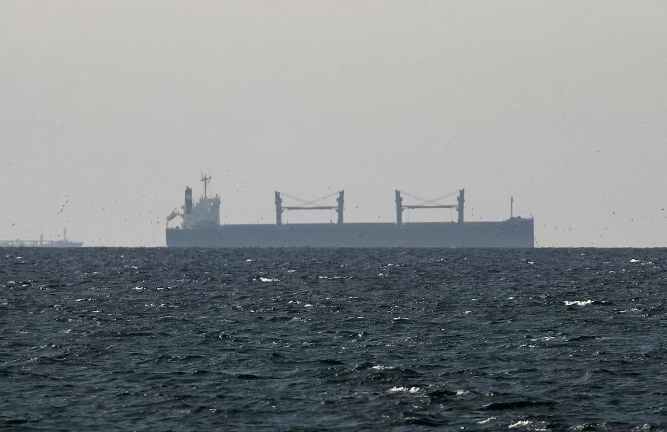 Được 4 tàu chiến hộ tống, tàu chở 45.000 tấn khí đốt của một nước châu Á 'trót lọt' vượt eo biển Hormuz sau 20 tiếng đi giữa làn đạn, thuỷ lôi - Ảnh 1