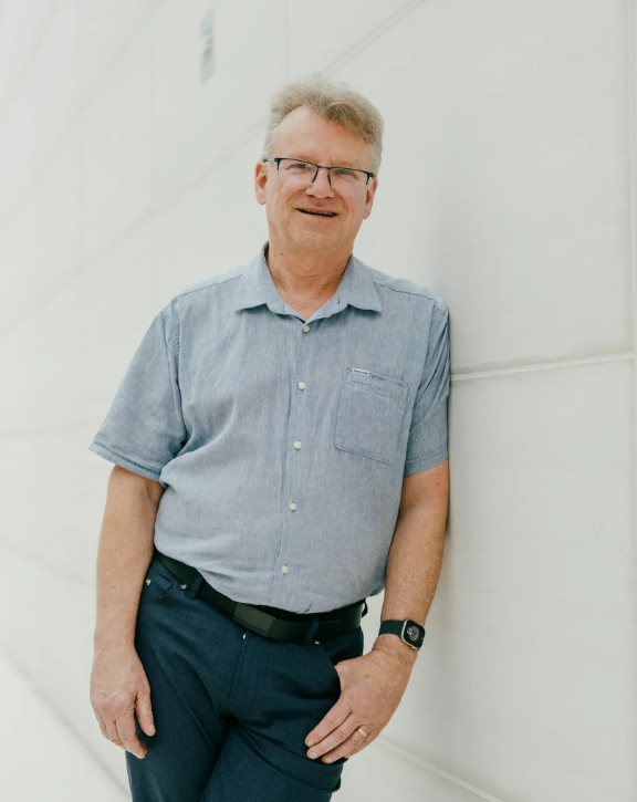 Từ cậu bé 14 tuổi chạy việc vặt đến khối tài sản 114 triệu USD: Nhân viên thâm niên nhất Apple tiết lộ bí mật 'sống sót' qua 5 thập kỷ - Ảnh 2