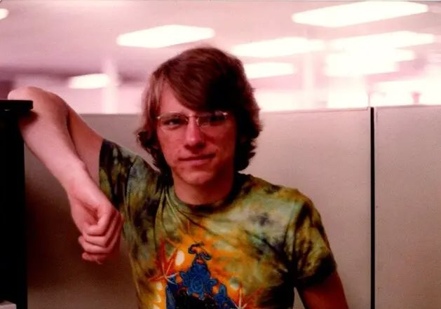 Từ cậu bé 14 tuổi chạy việc vặt đến khối tài sản 114 triệu USD: Nhân viên thâm niên nhất Apple tiết lộ bí mật 'sống sót' qua 5 thập kỷ - Ảnh 1