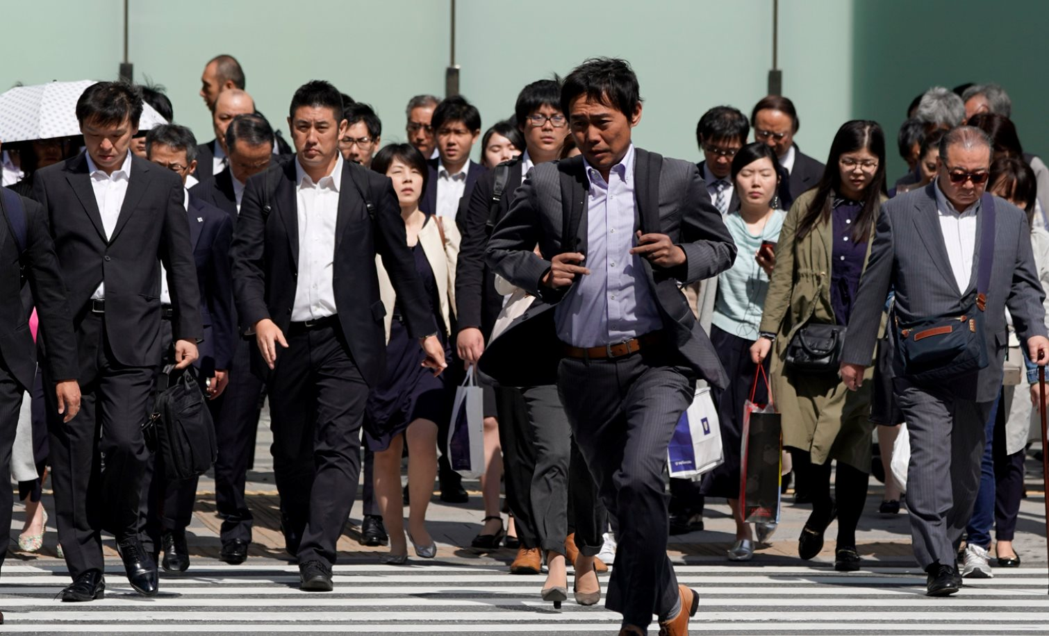 Buồn của nền kinh tế thứ 2 châu Á: Thu nhập 500 triệu đồng/năm vẫn khó sống, nhiều ngành mỗi năm chứng kiến 10.000 thực tập sinh ra đi - Ảnh 3