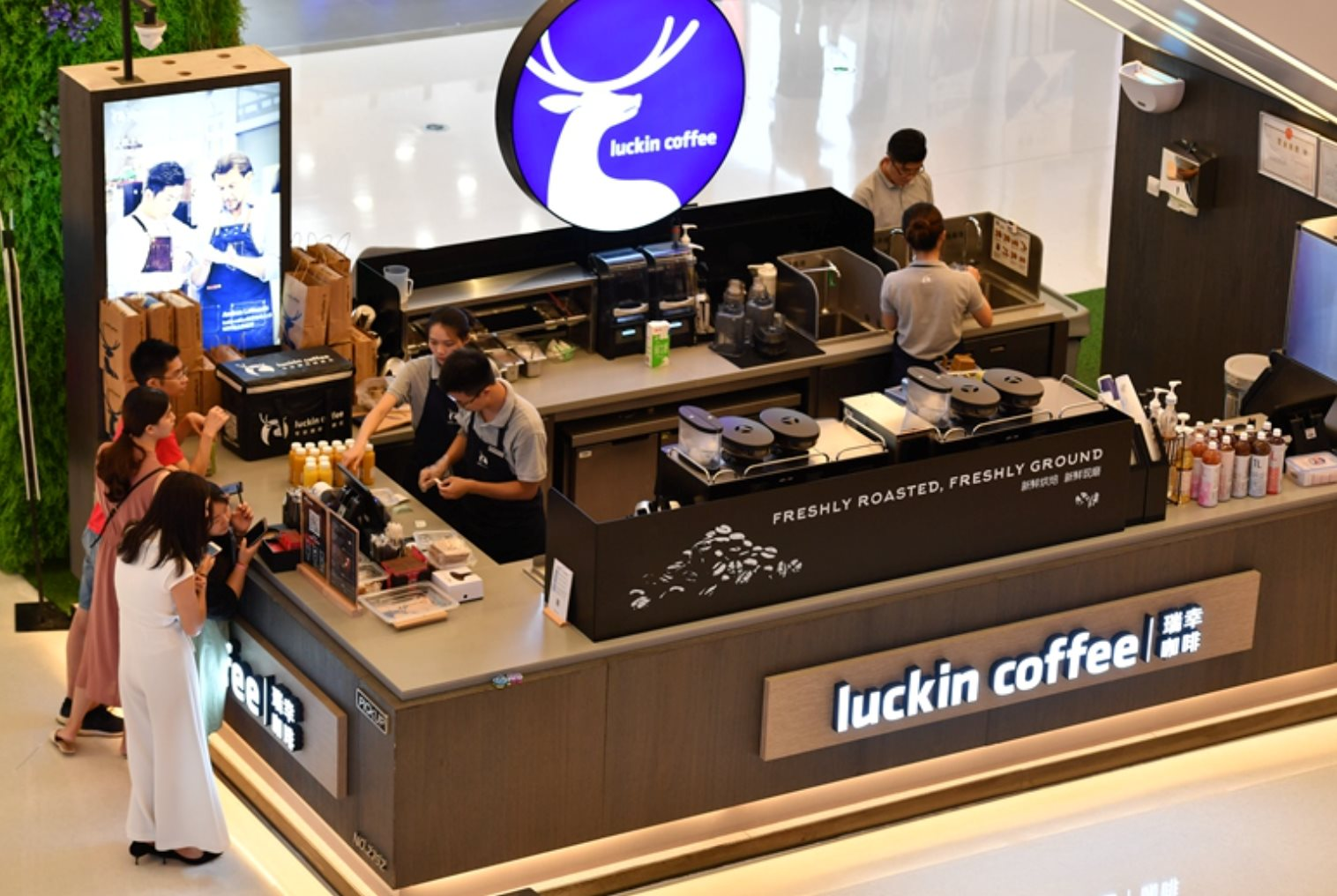 Sự trở lại của 1 'phượng hoàng' Trung Quốc: Từ bê bối 'thổi' doanh thu hoá vua cà phê 18.000 cửa hàng, lật đổ Starbucks chỉ sau 5 năm - Ảnh 2