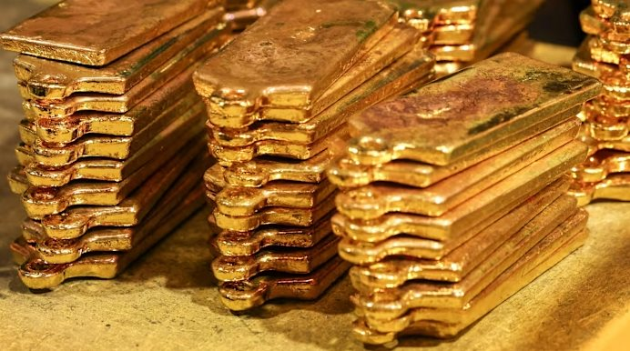 Một quốc gia bất ngờ bán 52 tấn vàng chỉ trong 1 tháng, cho vay gần 80 tấn, góp phần khiến giá vàng rơi mạnh nhất 20 năm - Ảnh 1