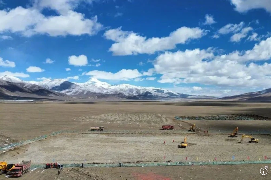 Phát minh như phim viễn tưởng của Trung Quốc sắp thành thật: Bê hàng nghìn tấm gương xếp lớp trên núi cao 4.500m, tạo điện xuyên đêm cho triệu gia đình, tiết kiệm 216.900 tấn than, giảm 652.300 tấn CO2 - Ảnh 1