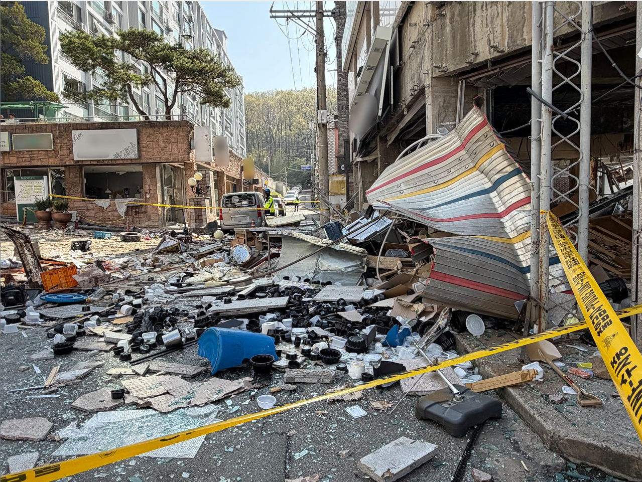 Trung tâm thương mại tại Hàn Quốc hoang tàn sau vụ nổ lúc nửa đêm: Mảnh kính găm đầy mặt đất, xe hơi lật nhào, nhiều người bị thương - Ảnh 6