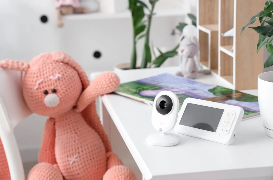 AI đang thay cha mẹ nuôi con: 6/10 phụ huynh thừa nhận con cái tương tác trợ lý giọng nói hàng ngày - Ảnh 1