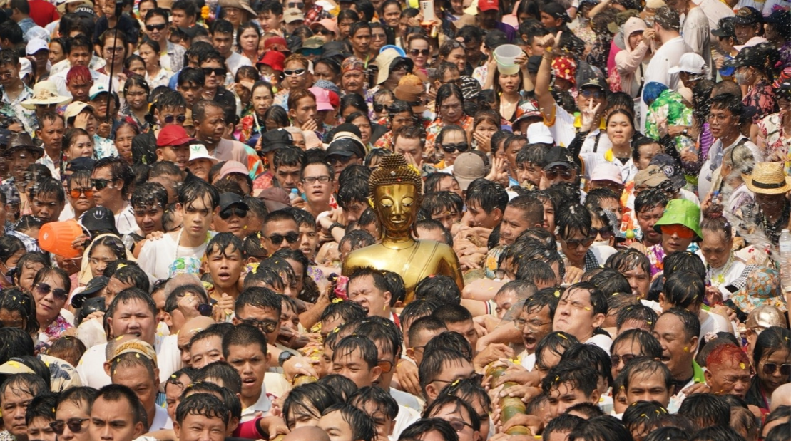Chùm ảnh khiến chúng ta muốn bay sang Thái Lan ngay bây giờ: Láng giềng Việt Nam tưng bừng đón năm mới với “thủy chiến” trên phố - Ảnh 14