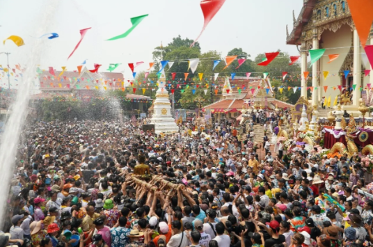 Chùm ảnh khiến chúng ta muốn bay sang Thái Lan ngay bây giờ: Láng giềng Việt Nam tưng bừng đón năm mới với “thủy chiến” trên phố - Ảnh 13
