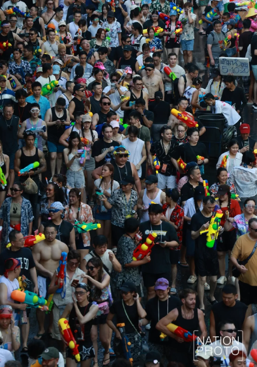 Chùm ảnh khiến chúng ta muốn bay sang Thái Lan ngay bây giờ: Láng giềng Việt Nam tưng bừng đón năm mới với “thủy chiến” trên phố - Ảnh 4