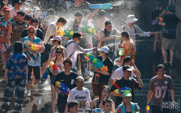 Chùm ảnh khiến chúng ta muốn bay sang Thái Lan ngay bây giờ: Láng giềng Việt Nam tưng bừng đón năm mới với “thủy chiến” trên phố - Ảnh 1