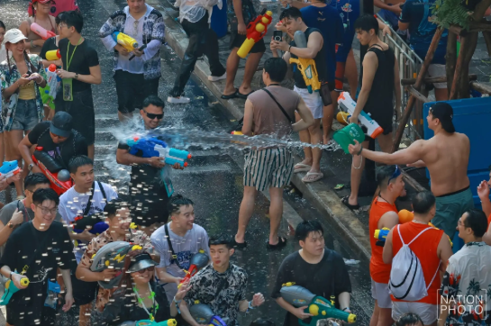 Chùm ảnh khiến chúng ta muốn bay sang Thái Lan ngay bây giờ: Láng giềng Việt Nam tưng bừng đón năm mới với “thủy chiến” trên phố - Ảnh 2