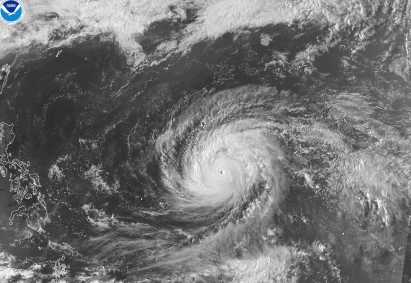Siêu bão mạnh nhất hành tinh Sinlaku lại đổi hướng, đổ bộ ngay hôm nay với sức gió 265 km/giờ và "đặc biệt bất thường" - Ảnh 1