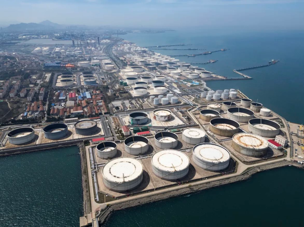 Giữa lúc eo biển Hormuz bị phong toả, một quốc gia vẫn ung dung nhận 38 triệu thùng dầu Iran đang 'nằm chờ sẵn' - Ảnh 1