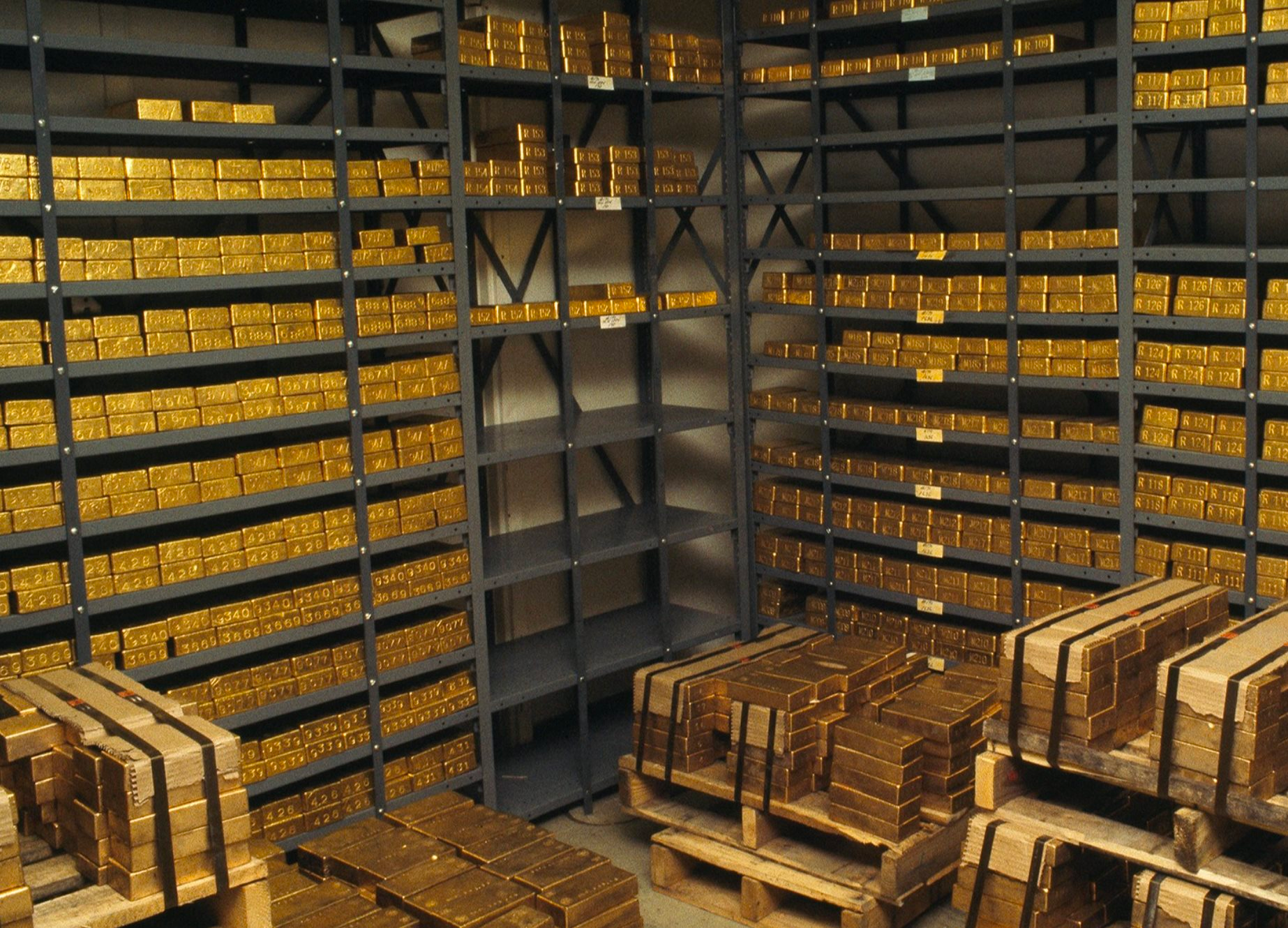 Tài sản an toàn nhất bị xả hàng: Vì sao một loạt ngân hàng trung ương bán vàng giữa khủng hoảng? - Ảnh 1