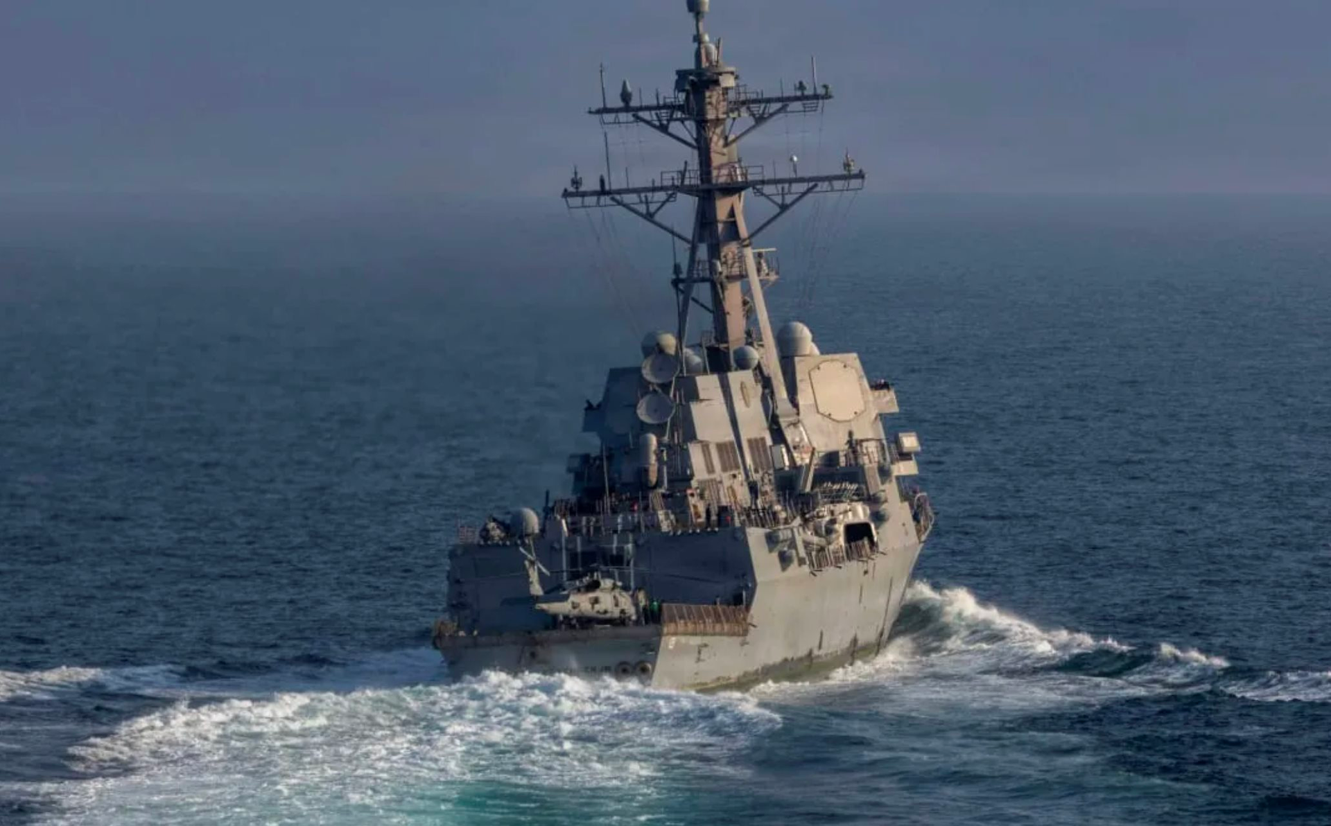 Đang âm thầm rời Iran, 2 tàu chở dầu bất ngờ bị tàu khu trục Mỹ chặn bắt, lập tức phải quay đầu - Ảnh 1