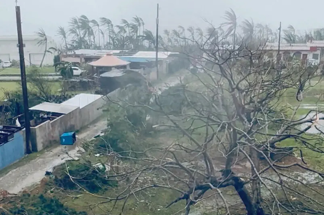Siêu bão mạnh nhất hành tinh Sinlaku gây thiệt hại diện rộng: Lật úp ô tô, bật gốc cây cối và thổi bay nhiều mái nhà - Ảnh 1