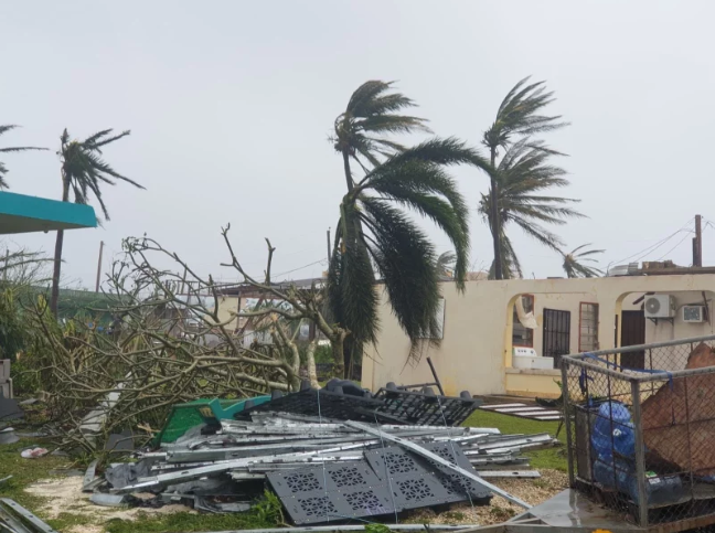 Siêu bão mạnh nhất hành tinh Sinlaku gây thiệt hại diện rộng: Lật úp ô tô, bật gốc cây cối và thổi bay nhiều mái nhà - Ảnh 2