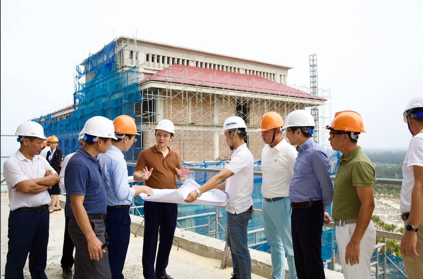 Chủ tịch Trịnh Văn Quyết lập tức thị sát công trường siêu dự án 23.000 tỷ tại Quảng Trị, yêu cầu hoàn thành một việc ngay trong năm 2026 - Ảnh 1