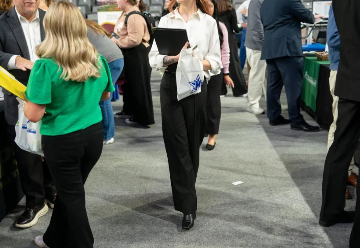 Cầm bằng đại học 4 năm, nợ 1 tỷ đồng rồi thất nghiệp vì AI: Thế hệ Gen Z và cuộc chiến giành giật việc làm từ tay Robot - Ảnh 1