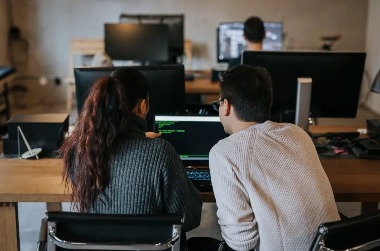 Cầm bằng đại học 4 năm, nợ 1 tỷ đồng rồi thất nghiệp vì AI: Thế hệ Gen Z và cuộc chiến giành giật việc làm từ tay Robot - Ảnh 2