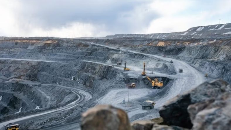 Phát hiện 8 xe tải 90 tấn Trung Quốc không người lái, dùng mạng không dây, im lặng di chuyển giữa tấn bụi - Ảnh 1