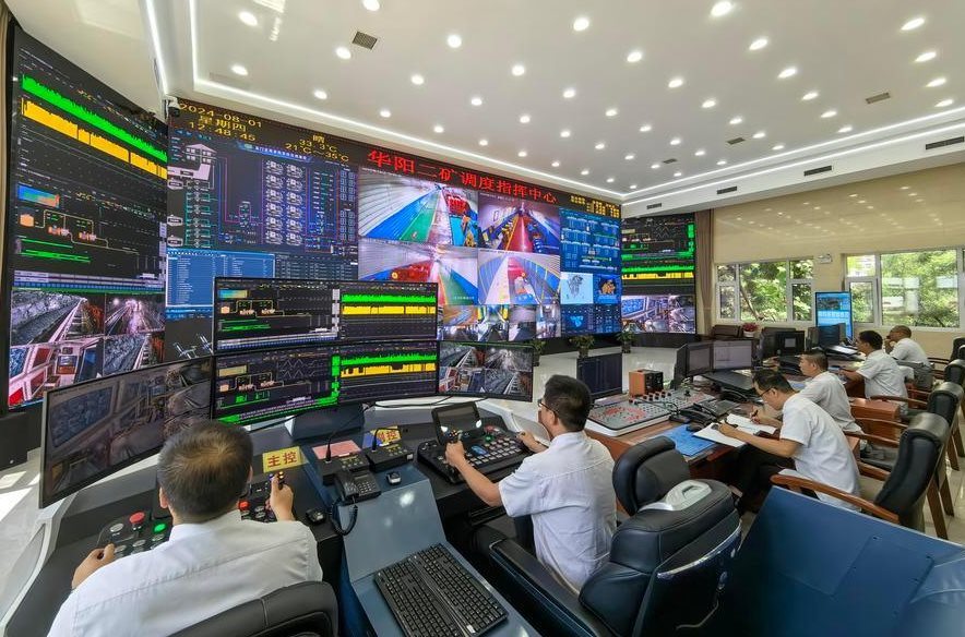 Phát hiện 8 xe tải 90 tấn Trung Quốc không người lái, dùng mạng không dây, im lặng di chuyển giữa tấn bụi - Ảnh 2