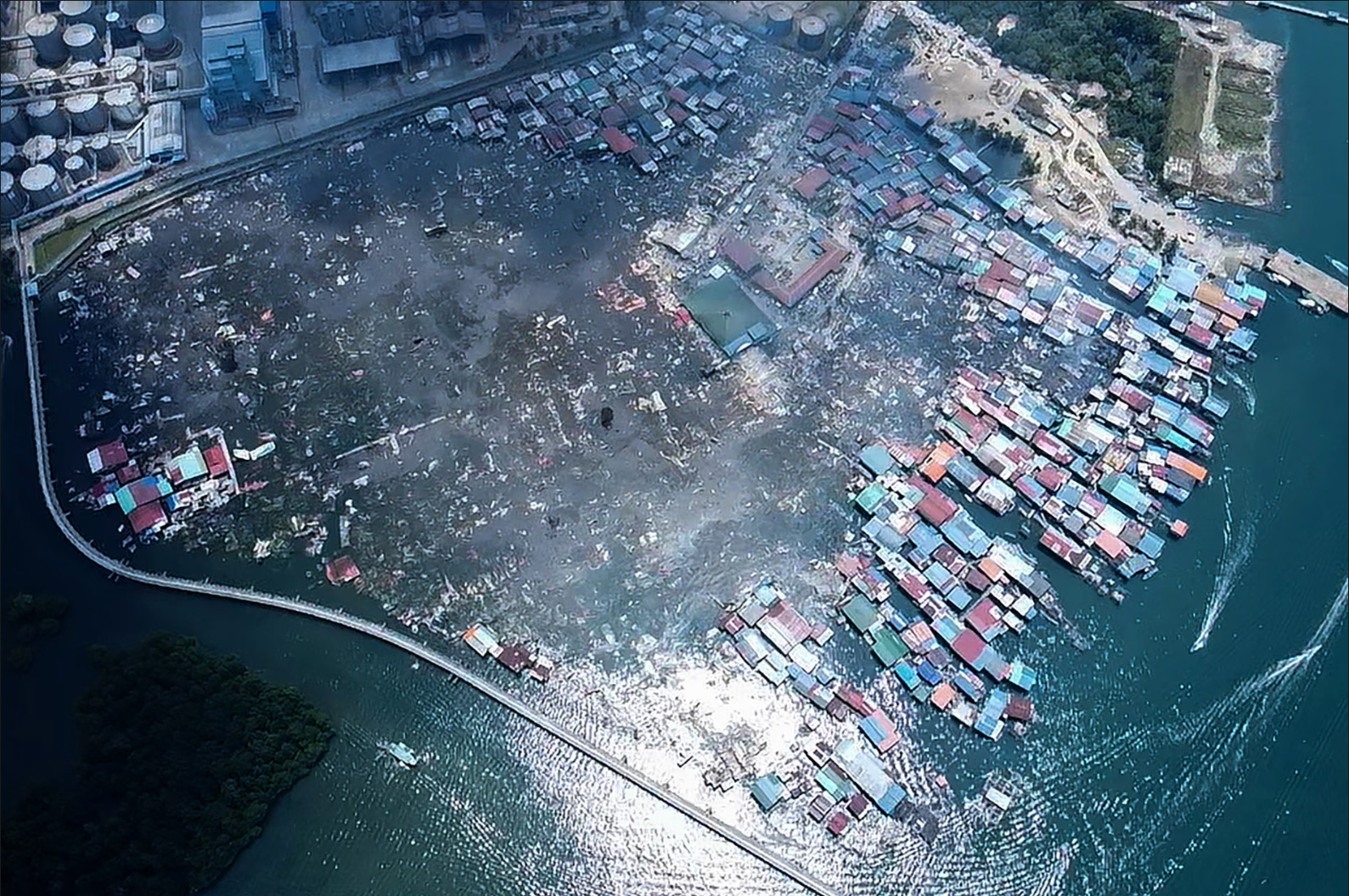 Biển lửa nuốt chửng 1.000 ngôi nhà trong đêm, cả làng bỗng chốc thành tro bụi! - Ảnh 3