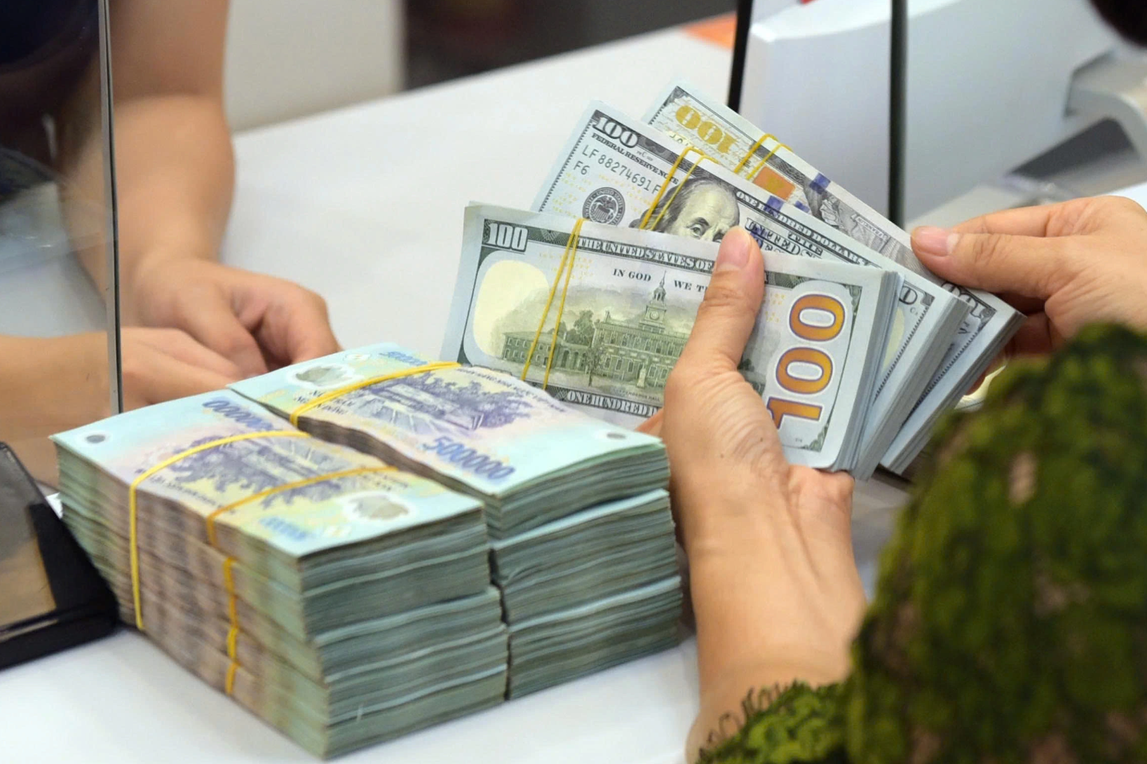 Đừng vì tiền công mà tiếp tay cho chợ đen ngoại tệ - Ảnh 1