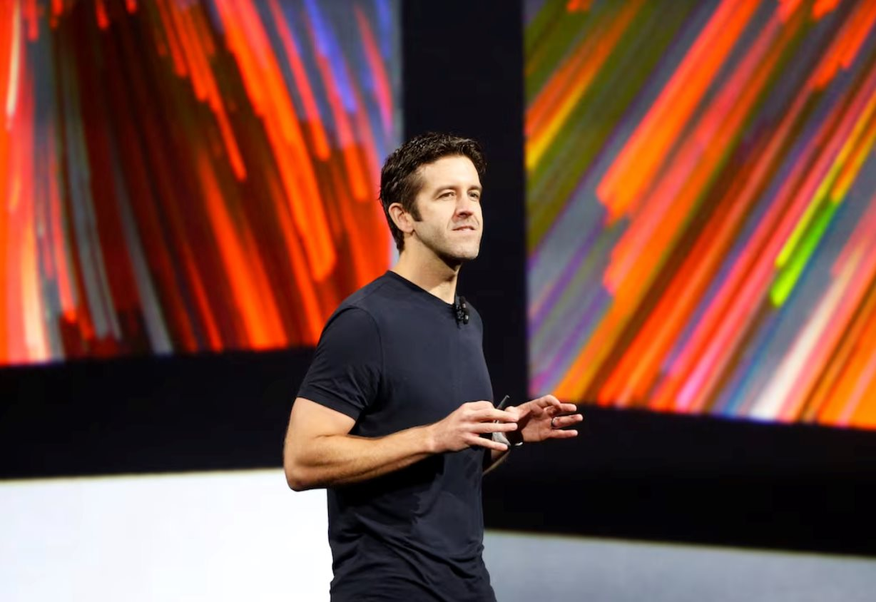 Cựu kỹ sư cơ khí 51 tuổi sẽ thay Tim Cook điều hành đế chế Apple trị giá 4.000 tỷ USD - Ảnh 1