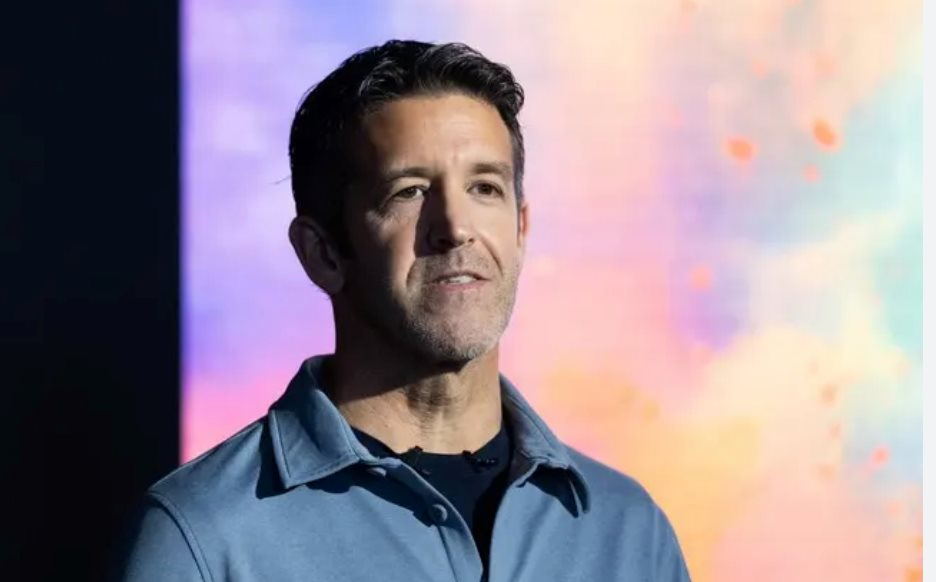 Cựu kỹ sư cơ khí 51 tuổi sẽ thay Tim Cook điều hành đế chế Apple trị giá 4.000 tỷ USD - Ảnh 2